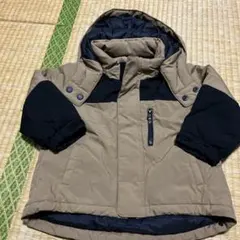 ベージュと黒のフード付きアウター