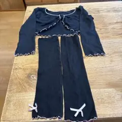 黒いニット クロップトップとレギンス