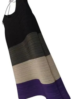 プリーツ　ワンピース　ノースリーブ　上下に揺れる　立体