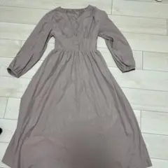 くすみピンクの長袖ワンピース