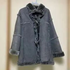 グレー ムートンコート フード付きです。