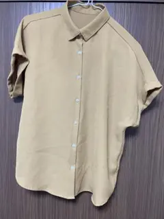 ベージュ 半袖シャツ バックプリーツ