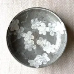 名品】九谷焼 関山藤 盛皿 扇面 蝶 菊花 金彩 黒地 飾皿 銘入り 縁起物