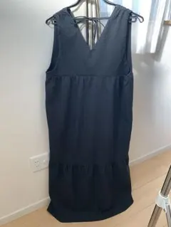 ジャンバースカート　ロングスカート　エンボス加工　花柄　黒