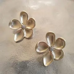 新品未使用　ゴールド　大ぶり　ピアス　レトロ アンティーク　ヴィンテージ　花