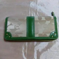 ELLE ✨️二つ折り財布 ベージュ グリーン ロゴ入りのサムネイル