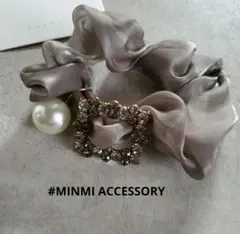 【新品】◼️匿名発送◼️キラキラビジューパール付ヘアゴム◆シュシュ◆グレー