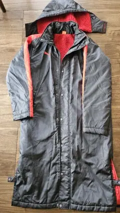 PUMA ベンチコート ブラック/レッド