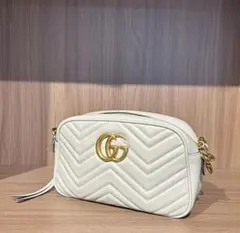 GGロゴ付きホワイトショルダーバッグ