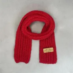 赤いニットマフラー クマのロゴタグ付き