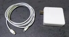 Apple 61W USB-C電源アダプタとUSB-C充電ケーブル
