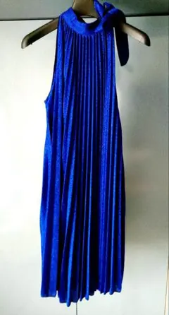 ラメ入り青色プリーツノースリーブワンピース
