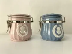 カメオ装飾 陶器製キャニスター 2個セット ピンク＆ブルー
