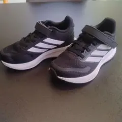 アディダス　キッズシューズ