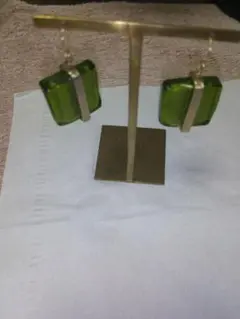 グリーン ガラス ピアス 両耳用