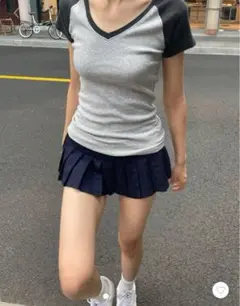 Brandy Melville VネックTシャツ グレー