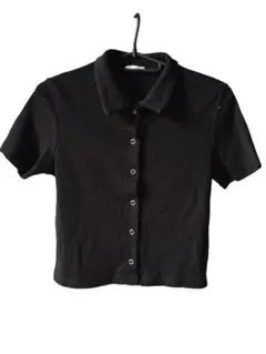 GU 黒ブラック　襟付き半袖カットソー　薄手リブ素材　ショート丈　可愛い