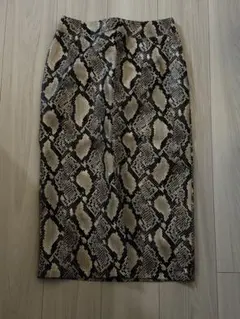 ヘビ柄ひざ丈スカート