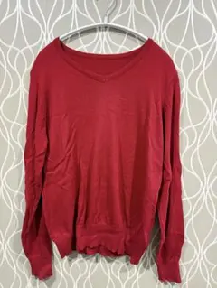 赤いVネック長袖ニット