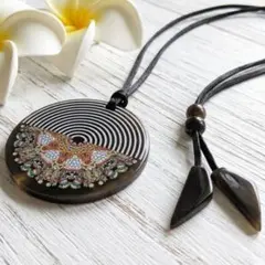 A2272 ZSiSKA 黒いポリエステルレジン製フリーレングスネックレス 