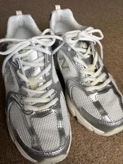 New Balance 530 ホワイト シルバー スニーカーのサムネイル