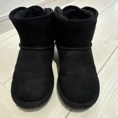 黒いリボン付きブーツ