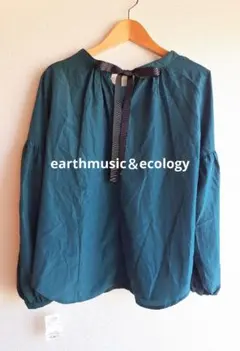 earthmusic＆ecology バックリボンブラウス ダークグリーンのサムネイル