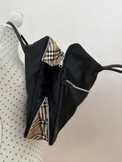 バーバリー チェック柄内装 ブラック ショルダーバッグ