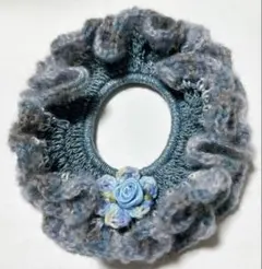 フリル付き青系シュシュ（かぎ編み）！ハンドメイドのヘアアクセサリー！バラの花