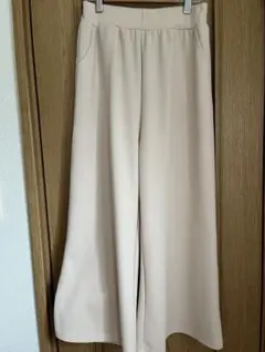 薄ベージュワイドクロップドパンツ サイドポケット付き