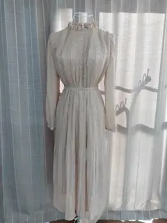 archives ベージュのフリル襟プリーツワンピース