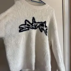 ホワイトニット セーター 黒ロゴデザイン