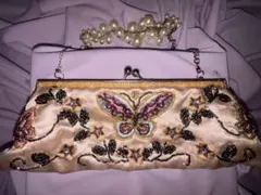 蝶刺繍サテン製クラッチバッグ