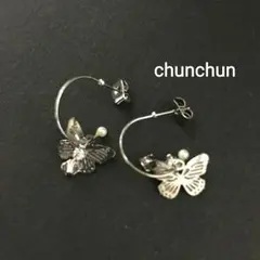 蝶々のフープ調ピアス