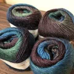 ブルー系グラデーションウールヤーン4玉
