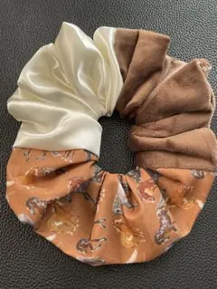 限定　ホワイトブラウンベロアホース柄シュシュ