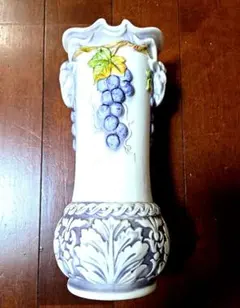 陶器製 花瓶 ぶどうモチーフ レリーフ装飾 - メルカリ