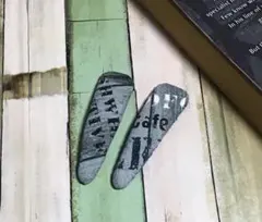 英字柄のパッチンピン 2個 グレー