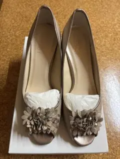 ベージュ オープントゥパンプス 花モチーフ