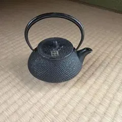 未使用・箱本場盛岡 岩鋳 IWACHU 南部鉄器 急須 茶こし付き あられ 