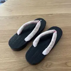 黒い花柄鼻緒の雪駄