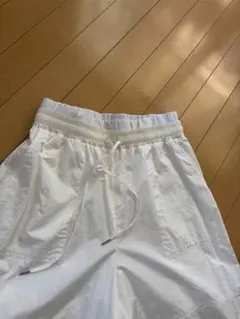 SNIDELスナイデル ホワイト サテンワークパンツ ドローコード仕様のサムネイル