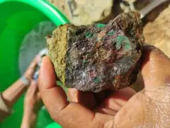 自然石 グレーとオレンジの混合 大きめ庭石 - メルカリ