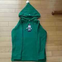 綺麗目です。DrugStores。クリスマス柄、マスコットが揺れる緑色トレーナー