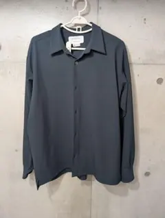 ダークグレー 長袖シャツ シンプルデザイン