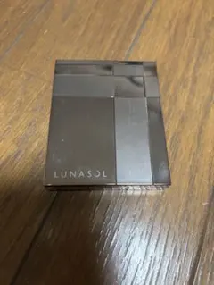 ルナソル　スキンモデリングアイズ　01