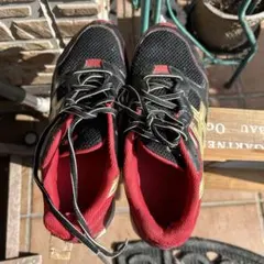 ASICS スニーカー 黒/赤/金