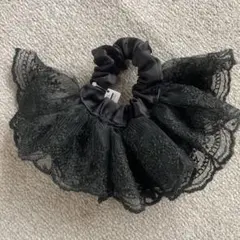 セリア　フリル付き黒シュシュ　ヘアゴム　レース