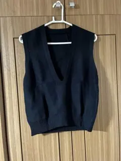 黒のVネックニットベスト