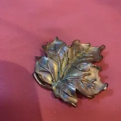 当時品　レトロ　葉っぱのデザイン シルバー系 ブローチ